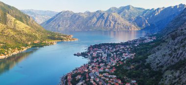 Karadağ 'ın Adriyatik denizi ve dağlarındaki eski Kotor kentinin panoramik manzarası. Gündoğumu, muhteşem doğa manzarası.