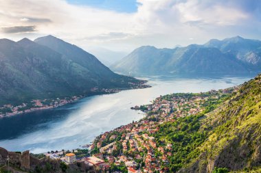 Yukarıdaki eski şehre Kotor Körfezi Adriyatik Denizi'nde ve Karadağ dağlarda günbatımı zaman, muhteşem doğa manzara panoramik.