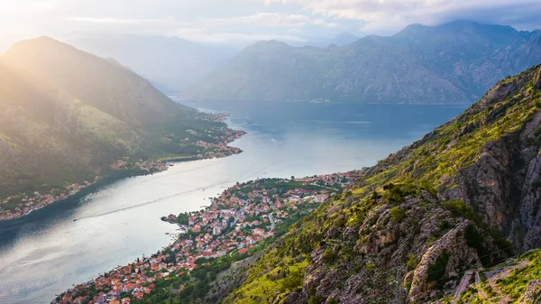 Yukarıdaki eski şehre Kotor Körfezi Adriyatik Denizi'nde ve Karadağ dağlarda günbatımı zaman, muhteşem doğa manzara panoramik.
