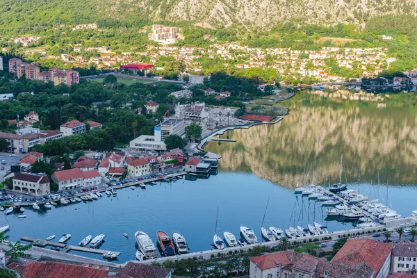 Widok Góry Stare Historyczne Miasto Kotor Port Jachtami Adriatyckim Wybrzeżu — Zdjęcie stockowe