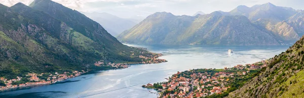 Yukarıdaki eski şehre Kotor Körfezi Adriyatik Denizi'nde ve Karadağ dağlarda günbatımı zaman, muhteşem doğa manzara panoramik.