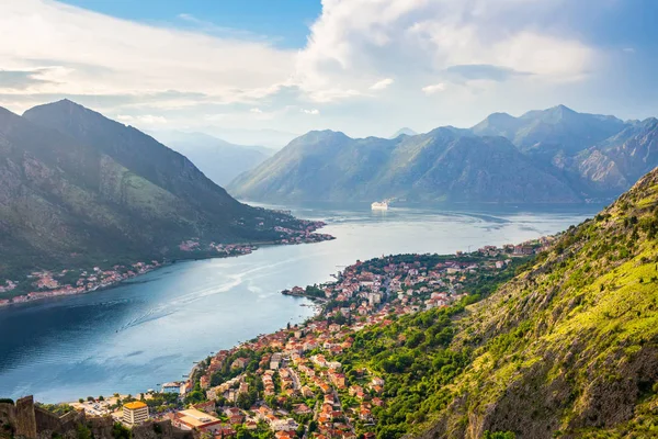 Yukarıdaki eski şehre Kotor Körfezi Adriyatik Denizi'nde ve Karadağ dağlarda günbatımı zaman, muhteşem doğa manzara panoramik.