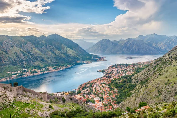 Yukarıdaki eski şehre Kotor Körfezi Adriyatik Denizi'nde ve Karadağ dağlarda günbatımı zaman, muhteşem doğa manzara panoramik.