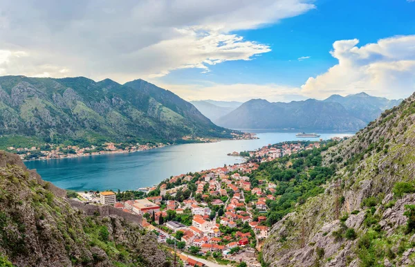 Yukarıdaki eski şehre Kotor Körfezi Adriyatik Denizi'nde ve Karadağ dağlarda günbatımı zaman, muhteşem doğa manzara panoramik.