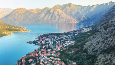 Yukarıdan, Karadağ 'ın Adriyatik denizi ve dağlarındaki eski Kotor, boka-kotor körfezine bakın. Gündoğumu, muhteşem doğa manzarası.