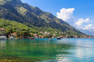 Adriyatik kıyı şeridi, boka-kotor körfezi Kotor şehri yakınlarında, Akdeniz yaz deniz manzarası, doğa manzarası, yaz cennetinde tatiller.