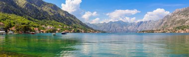 Adriyatik kıyı şeridi, boka-kotor körfezi Kotor kenti yakınlarında, Akdeniz yaz deniz manzarası, doğa manzarası, yaz cennetinde tatiller, panoramik manzara.