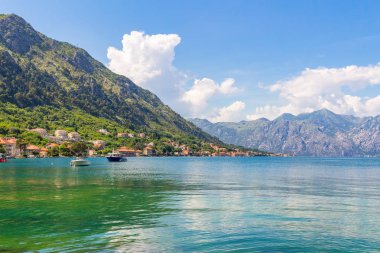 Adriyatik kıyı şeridi, boka-kotor körfezi Kotor şehri yakınlarında, Akdeniz yaz deniz manzarası, doğa manzarası, yaz cennetinde tatiller.
