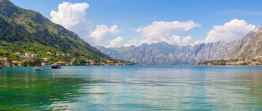 Adriyatik kıyı şeridi, boka-kotor körfezi Kotor kenti yakınlarında, Akdeniz yaz deniz manzarası, doğa manzarası, yaz cennetinde tatiller, panoramik manzara.
