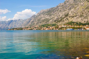 Adriyatik kıyı şeridi, boka-kotor körfezi Kotor şehri yakınlarında, Akdeniz yaz deniz manzarası, doğa manzarası, yaz cennetinde tatiller.