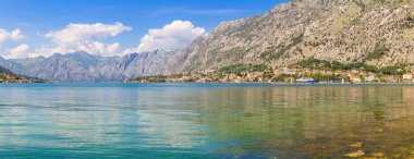 Adriyatik kıyı şeridi, boka-kotor körfezi Kotor kenti yakınlarında, Akdeniz yaz deniz manzarası, doğa manzarası, yaz cennetinde tatiller, panoramik manzara.