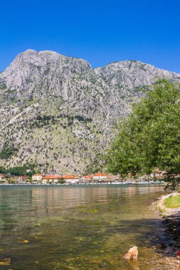 Adriyatik kıyı şeridi, boka-kotor körfezi Kotor şehri yakınlarında, Akdeniz yaz deniz manzarası, doğa manzarası, yaz cennetinde tatiller.