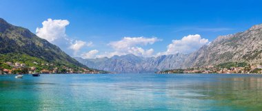 Adriyatik kıyı şeridi, boka-kotor körfezi Kotor kenti yakınlarında, Akdeniz yaz deniz manzarası, doğa manzarası, yaz cennetinde tatiller, panoramik manzara.