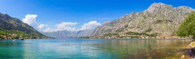 Adriyatik kıyı şeridi, boka-kotor körfezi Kotor kenti yakınlarında, Akdeniz yaz deniz manzarası, doğa manzarası, yaz cennetinde tatiller, panoramik manzara.