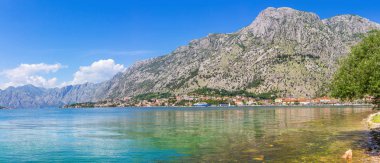 Adriyatik kıyı şeridi, boka-kotor körfezi Kotor kenti yakınlarında, Akdeniz yaz deniz manzarası, doğa manzarası, yaz cennetinde tatiller, panoramik manzara.