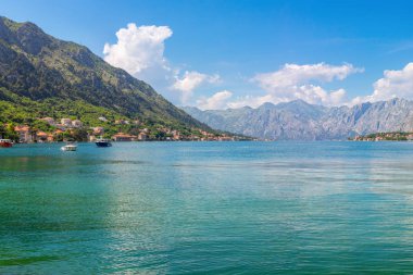 Adriyatik kıyı şeridi, boka-kotor körfezi Kotor kenti yakınlarında, Akdeniz yaz deniz manzarası, doğa manzarası, yaz cennetinde tatiller, panoramik manzara.