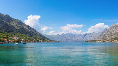 Adriyatik kıyı şeridi, boka-kotor körfezi Kotor kenti yakınlarında, Akdeniz yaz deniz manzarası, doğa manzarası, yaz cennetinde tatiller, panoramik manzara.