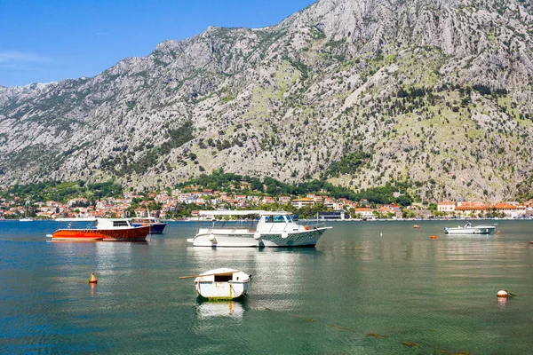 黑山老欧洲城市科托尔包围了亚得里亚海海岸线上的山脉 在博卡科托尔湾的自然景观中 有很多小船在水里 — 图库照片