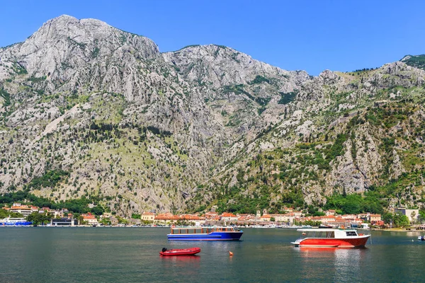 黑山老欧洲城市科托尔包围了亚得里亚海海岸线上的山脉 在博卡科托尔湾的自然景观中 有很多小船在水里 — 图库照片