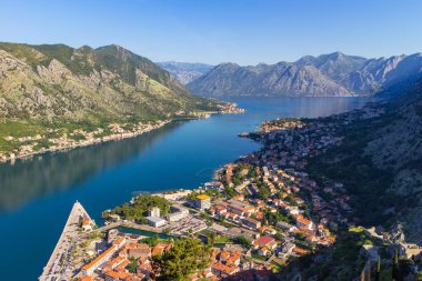 Yukarıdan, Karadağ 'ın Adriyatik denizi ve dağlarındaki eski Kotor, boka-kotor körfezine bakın. Gündoğumu, muhteşem doğa manzarası.