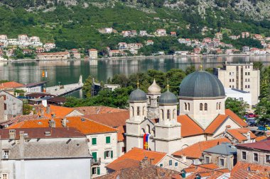 Turuncu kiremit çatılı eski tarihi şehir Kotor 'u, sabahları ünlü kilise, Karadağ' ın Adriyatik kıyı şeridi.