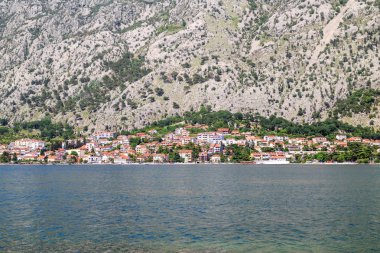 Yaz doğa manzarası, boka-kotor körfezi ve eski Avrupa kenti Kotor, Karadağ 'ın Adriyatik kıyı şeridinde dağları çevreledi..