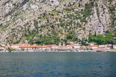 Yaz doğa manzarası, boka-kotor körfezi ve eski Avrupa kenti Kotor, Karadağ 'ın Adriyatik kıyı şeridinde dağları çevreledi..