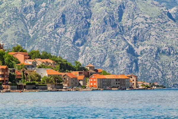 黑山亚得里亚海海岸线环抱山脉的Boka Kotor湾的欧洲古城景观 — 图库照片