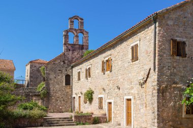 Karadağ 'ın antik Budva kentindeki sokaktaki eski tarihi taş binalar.