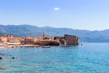 Adriyatik Denizi kıyı şeridi, Karadağ, eski şehir Budva görüntüleyin. Yaz deniz manzarası arka plan.
