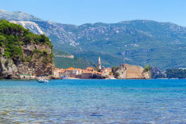 Adriyatik Denizi kıyı şeridi, Karadağ, eski şehir Budva görüntüleyin. Yaz deniz manzarası arka plan.