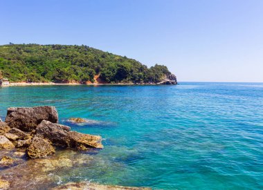 Adriyatik kıyı şeridi Budva kenti, Akdeniz yaz deniz manzarası, doğa manzarası, yaz cennetinde tatiller.