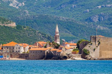 Adriyatik Denizi kıyı şeridi, Karadağ, eski şehir Budva görüntüleyin. Yaz deniz manzarası arka plan.
