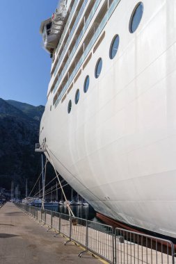 Yakından görmek adına büyük gemisi limanda kavramı seyahat.