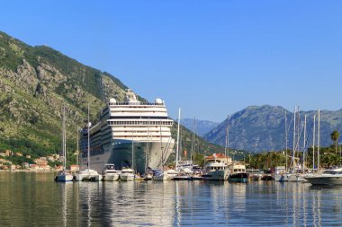 Büyük cruise gemi Kotor şehir, Adriyatik Denizi Sahili Karadağ, limanda. Yaz deniz manzarası.