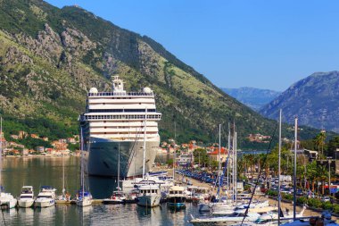 Büyük cruise gemi Kotor şehir, Adriyatik Denizi Sahili Karadağ, limanda. Yaz deniz manzarası.