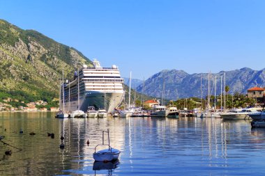 Büyük cruise gemi Kotor şehir, Adriyatik Denizi Sahili Karadağ, limanda. Yaz deniz manzarası.