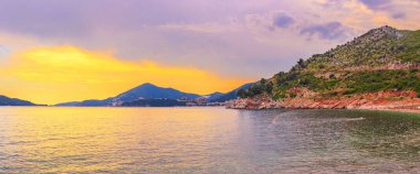 Adriyatik Denizi 'nde gün batımı, Karadağ' ın Budva kenti yakınları, muhteşem yaz deniz manzarası ve doğa manzarası.