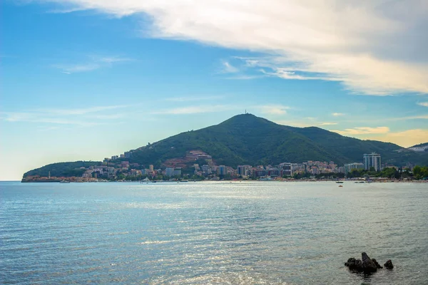 Karadağ 'ın Adriyatik kıyı şeridinde dağlarla çevrili Budva kentine bakın. Yaz deniz manzarası.