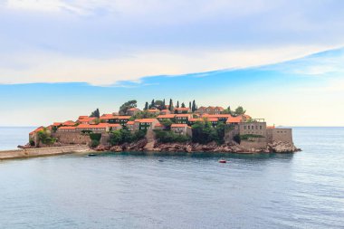 Adriyatik 'in ünlü adası Sveti Stefan Karadağ' da muhteşem yaz deniz manzarası.