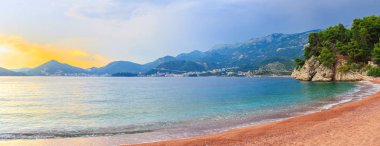 Karadağ 'ın Adriyatik kıyı şeridinde muhteşem tropik gün batımı, muhteşem yaz deniz manzarası ve doğa manzarası.