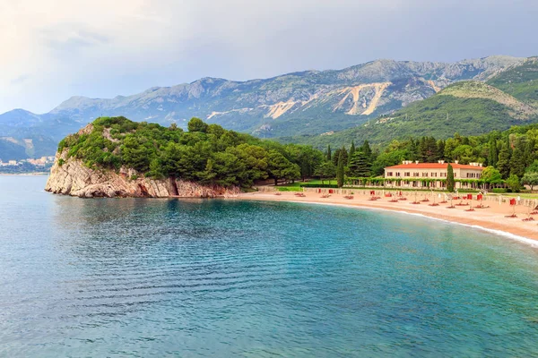 モンテネグロのアドリア海の海岸線とMilocer公園 豪華な夏の海の風景と自然景観 — ストック写真
