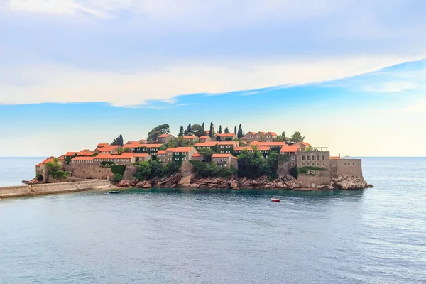 Adriyatik 'in ünlü adası Sveti Stefan Karadağ' da muhteşem yaz deniz manzarası.