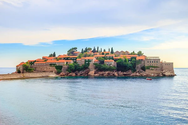 Adriyatik 'in ünlü adası Sveti Stefan Karadağ' da muhteşem yaz deniz manzarası.