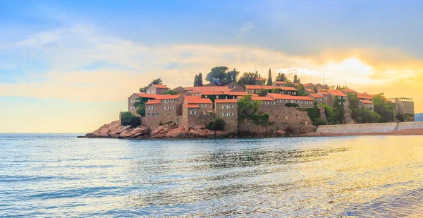 Impresionante Puesta Sol Famosa Isla Sveti Stefan Mar Adriático Montenegro — Foto de Stock