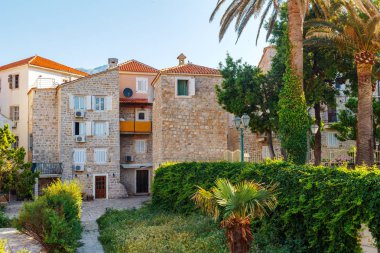 Karadağ 'ın antik Budva kentindeki eski tarihi binaların cephesi.