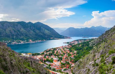 Eski şehir Kotor 'un yukarıdan panoramik manzarası, Adriyatik körfezi denizi ve Karadağ' daki dağlar, muhteşem doğa manzarası.