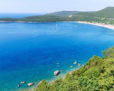 Adriyatik kıyı şeridi ve Karadağ 'daki Jaz plajından manzara, doğa manzarası, yaz cennetine tatil.