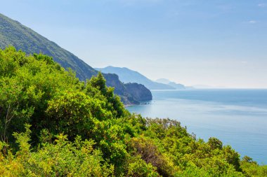 Karadağ 'daki Adriyatik kıyı şeridi, doğa manzarası, yaz cennetine tatiller.