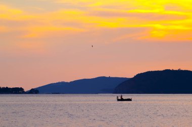 Karadağ 'ın Adriyatik kıyı şeridinde muhteşem gün batımı, muhteşem deniz manzarası.